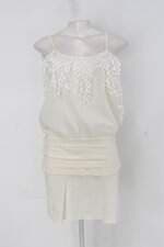 Vestido feminino off-white com Recortes e Pregas