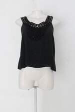 Regata chic up feminino preto com Aplique