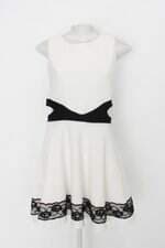 Vestido feminino off-white com Recortes e Renda