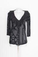 Blusa feminina preta com Recortes e Sobreposição