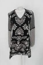 Vestido feminino preto estampado com Recortes