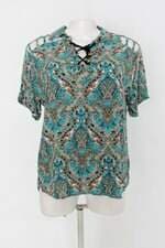 Blusa feminina estampada com Recortes e Tiras