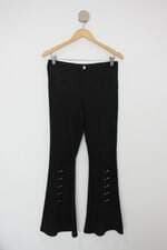 Calça de tecido feminina preta com Ilhós