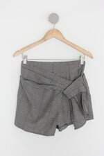 Shorts feminino cinza xadrez com Sobreposição