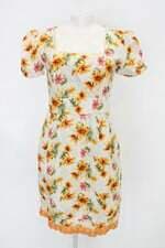 Vestido feminino branco floral com Recortes