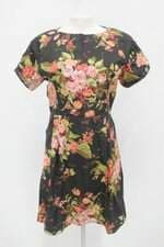 Vestido feminino preto estampado com Recortes