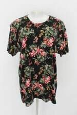 Camiseta renner feminina preta floral