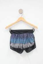 Shorts track & field feminino preto estampado com Aplique e Recortes