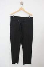 Calça de tecido mais um feminina preta com Faixa na Cintura