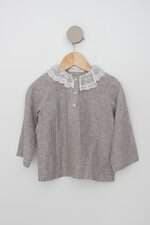 Blusa Infantil cinza listrada com tule e com recortes 
