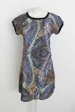 Vestido feminino estampado com Recortes e Hotfix